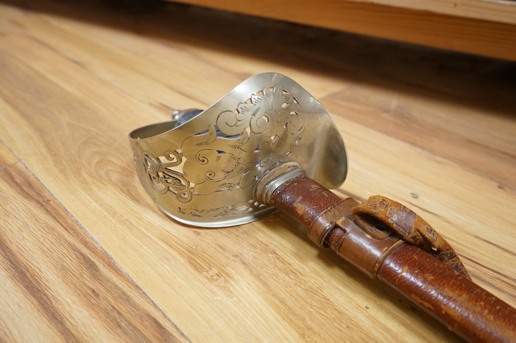 A George V 1897 pattern infantry officer’s sword, with regulation blade etched with the union flowers, Royal Arms and owners name; J.W. Reynolds, Dorrington, Lincoln, regulation nickel guard stamped ‘WH&S’ in minuscules,